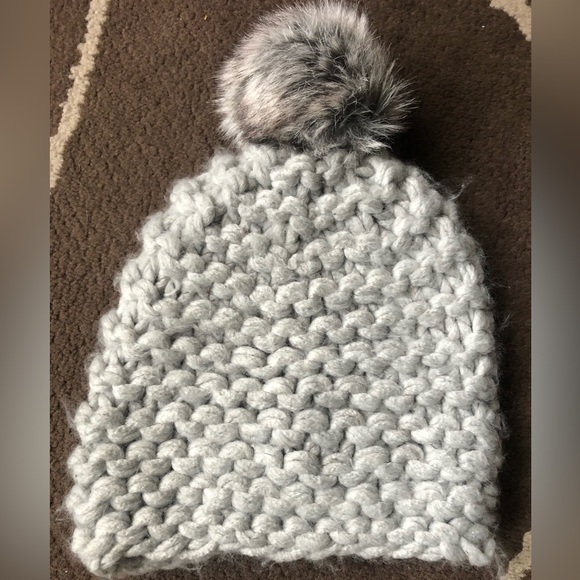 Knit Hat w/Pom Pom Gray NWT - Picture 1 of 2